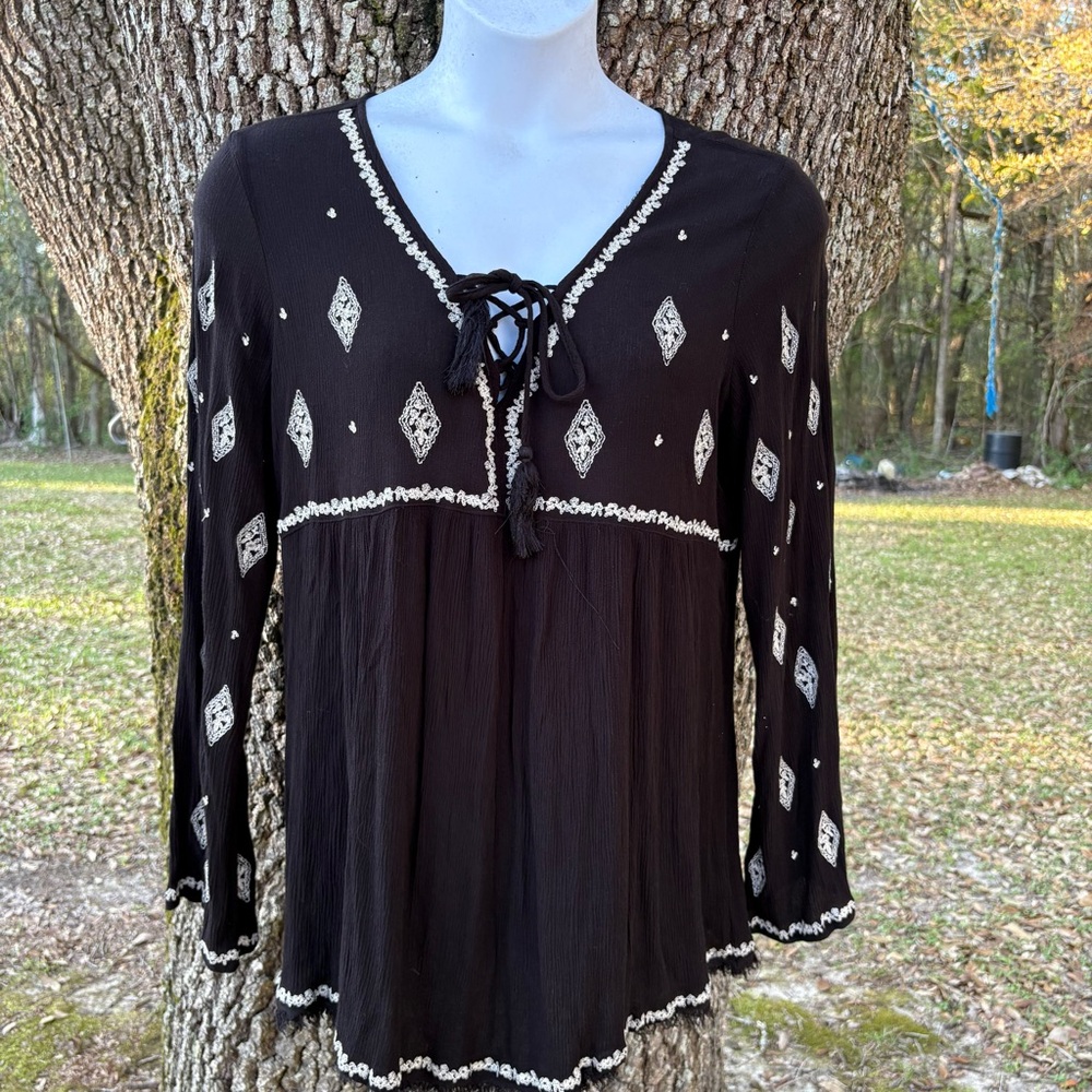 MAURICES BLACK WHITE LONG SLEEVE EMBROIDERED TUNIC TOP SWIM COVER SPRING SUMMER